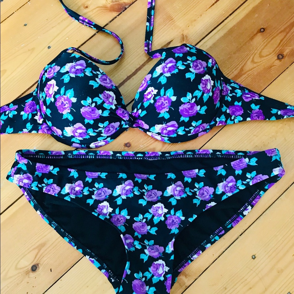 Bikini - Picture 2 of 2